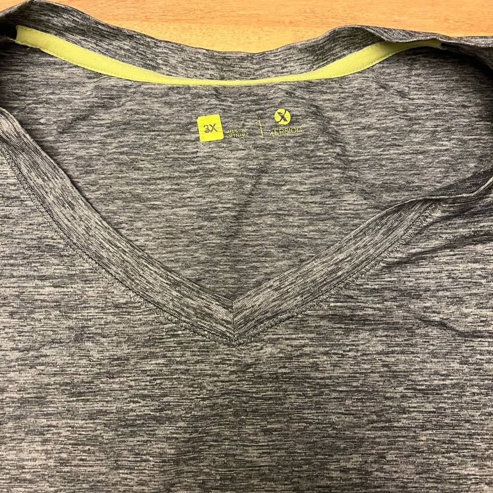 Workout top - Picture 2 of 3